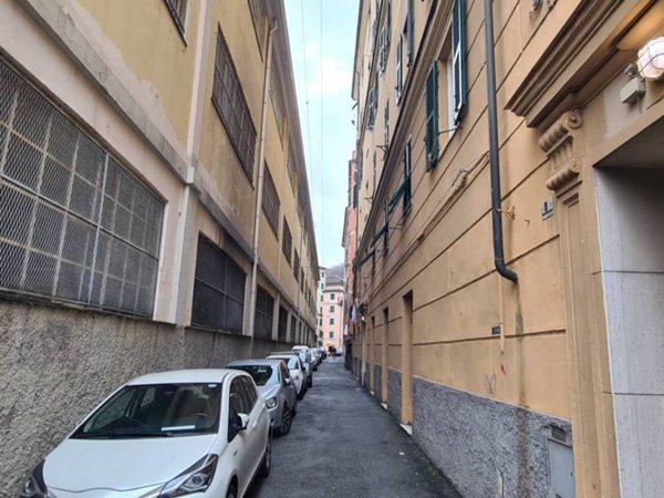 locale commerciale in vendita a Genova in zona Sampierdarena