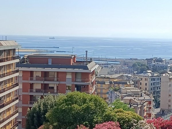 appartamento in vendita a Genova in zona Sestri Ponente