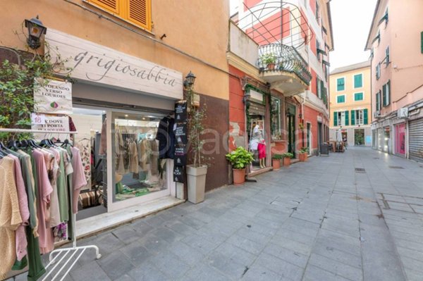 locale commerciale in vendita a Genova in zona Sestri Ponente