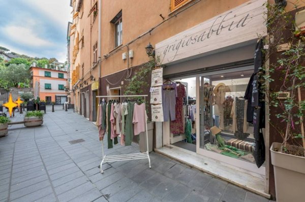 locale commerciale in vendita a Genova in zona Sestri Ponente