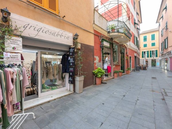locale commerciale in vendita a Genova in zona Sestri Ponente