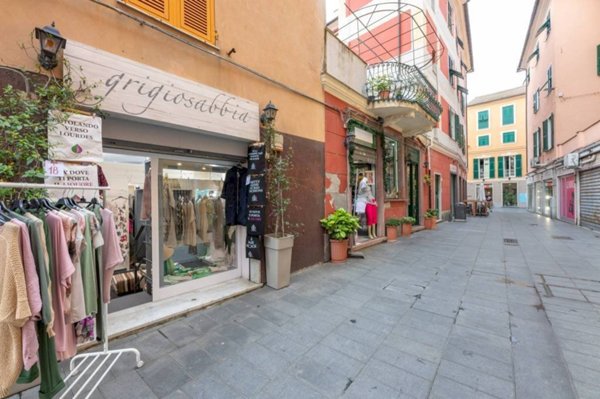 locale commerciale in vendita a Genova in zona Sestri Ponente