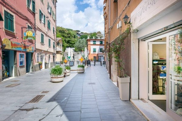 locale commerciale in vendita a Genova in zona Sestri Ponente