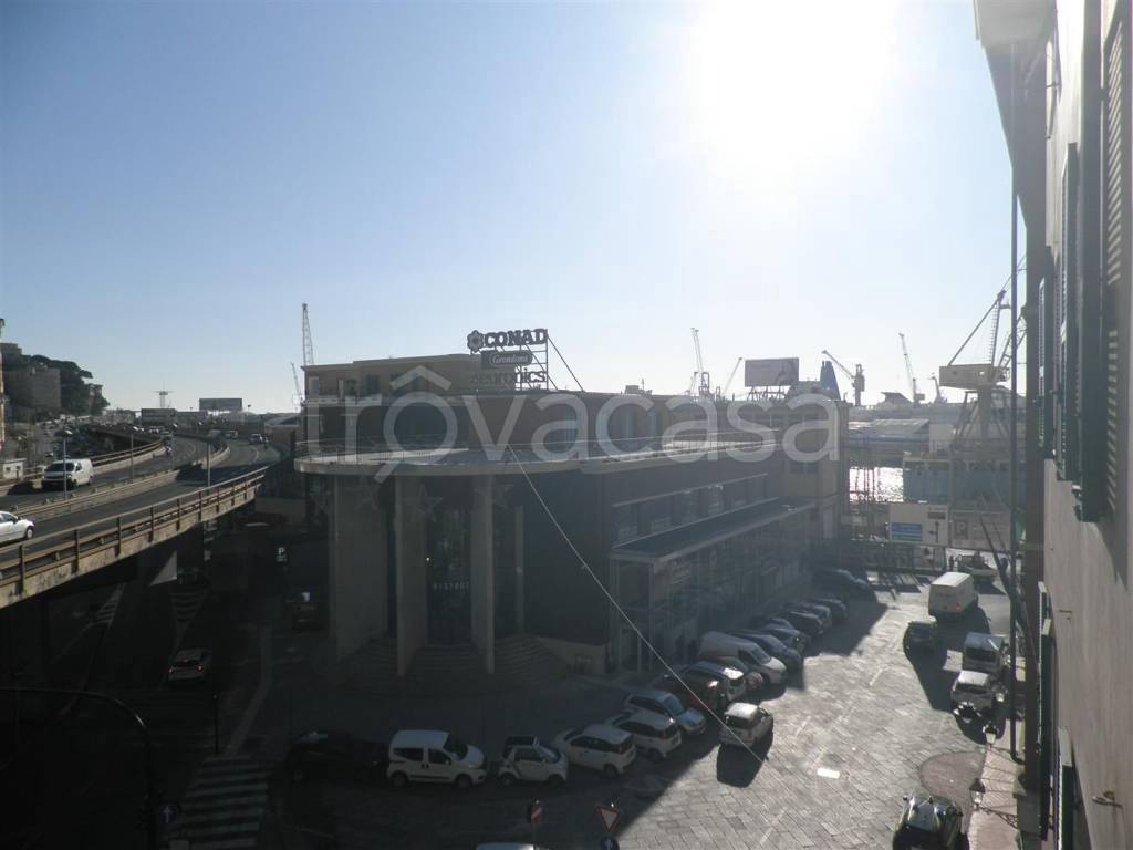 appartamento in vendita a Genova in zona Sottoripa / Maddalena / Molo