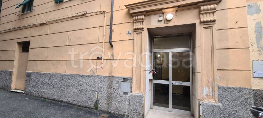 locale commerciale in vendita a Genova in zona Sampierdarena