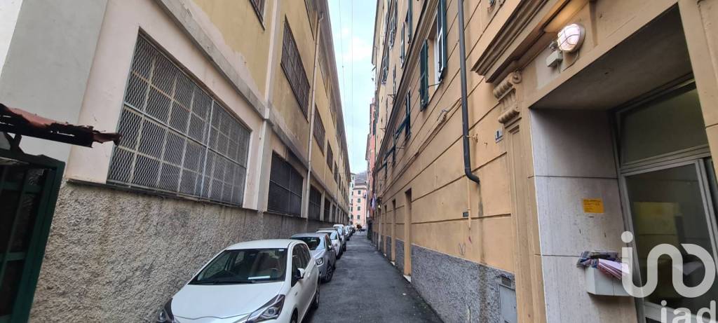 locale commerciale in vendita a Genova in zona Sampierdarena