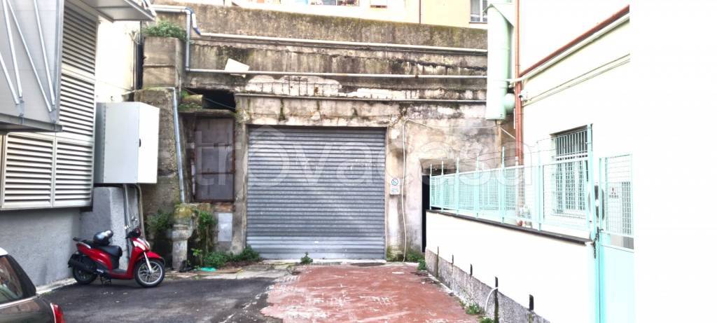 locale di sgombero in vendita a Genova in zona Staglieno