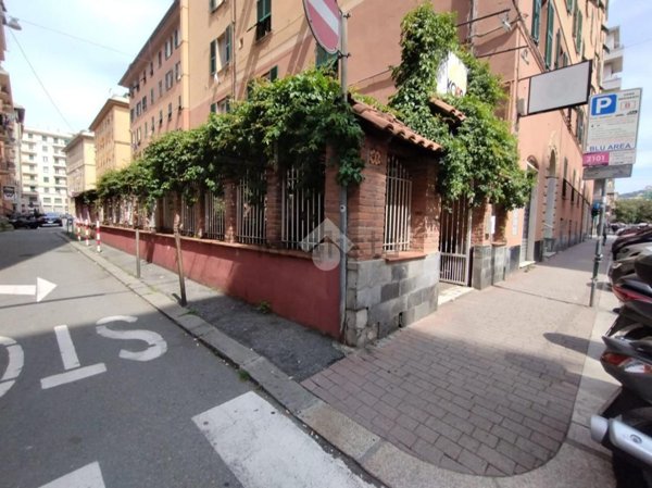 locale commerciale in vendita a Genova in zona Foce