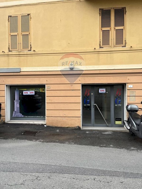 locale commerciale in vendita a Genova in zona Molassana