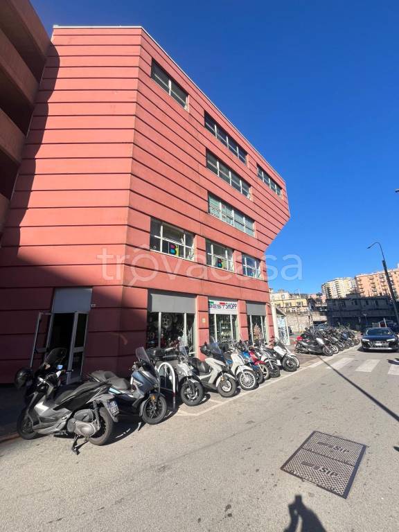 ufficio in vendita a Genova in zona Sampierdarena