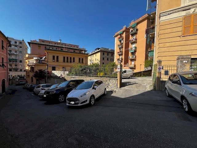locale commerciale in vendita a Genova in zona San Fruttuoso