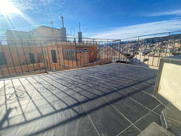 appartamento in vendita a Genova in zona Sottoripa / Maddalena / Molo