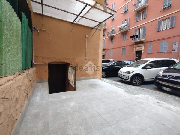 locale di sgombero in vendita a Genova in zona Foce