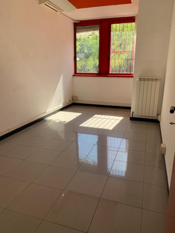 ufficio in vendita a Genova in zona Molassana