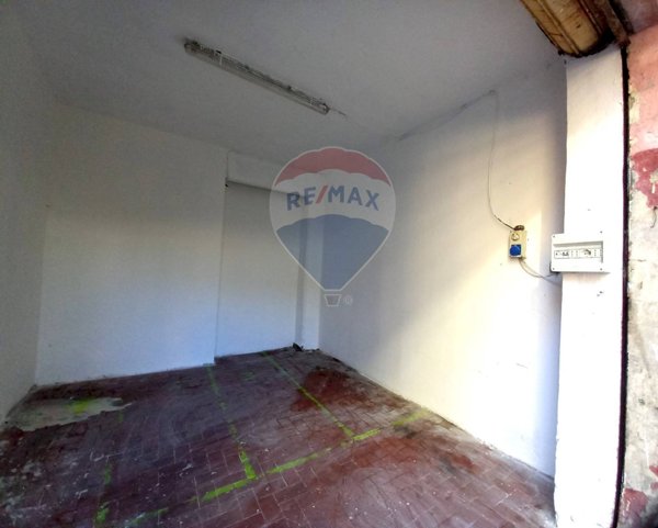 locale di sgombero in vendita a Genova in zona Sestri Ponente