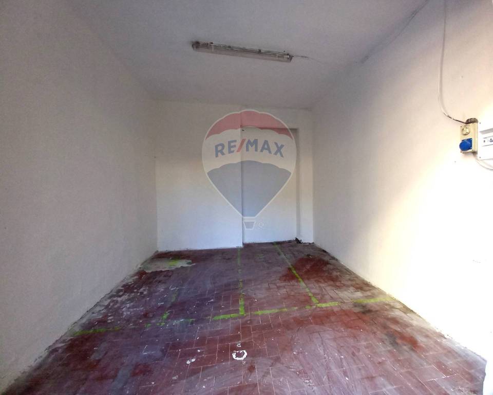 locale di sgombero in vendita a Genova in zona Sestri Ponente
