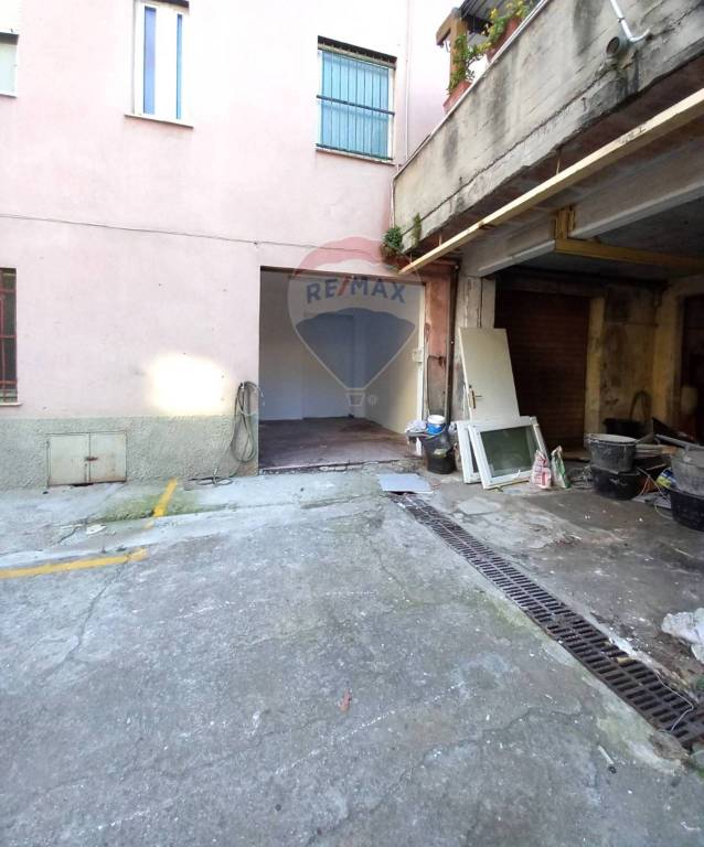 locale di sgombero in vendita a Genova in zona Sestri Ponente