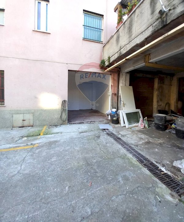 locale di sgombero in vendita a Genova in zona Sestri Ponente