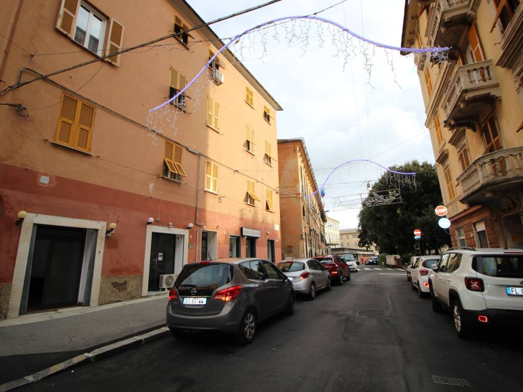 negozio in vendita a Genova in zona Palmaro / Pra'