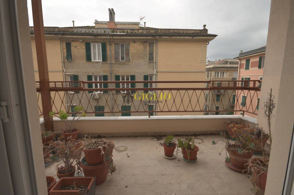 appartamento in vendita a Genova in zona Sestri Ponente
