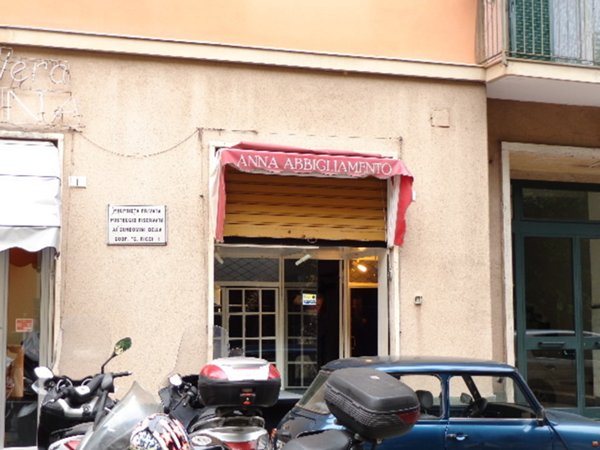 locale commerciale in vendita a Genova in zona Sestri Ponente