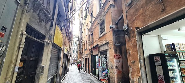 locale commerciale in vendita a Genova in zona Sottoripa / Maddalena / Molo
