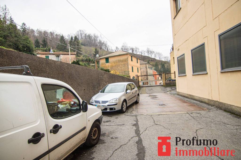 locale commerciale in vendita a Genova in zona Acquasanta