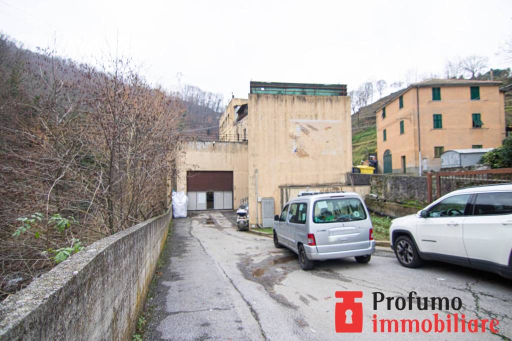 locale commerciale in vendita a Genova in zona Acquasanta