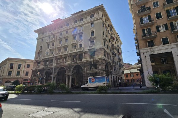 locale commerciale in vendita a Genova in zona Sampierdarena