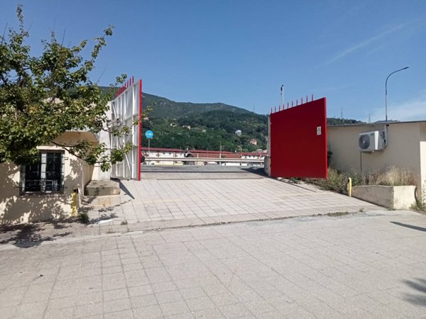 capannone in vendita a Genova in zona Bolzaneto