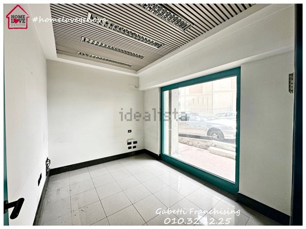 locale commerciale in vendita a Genova in zona Oregina