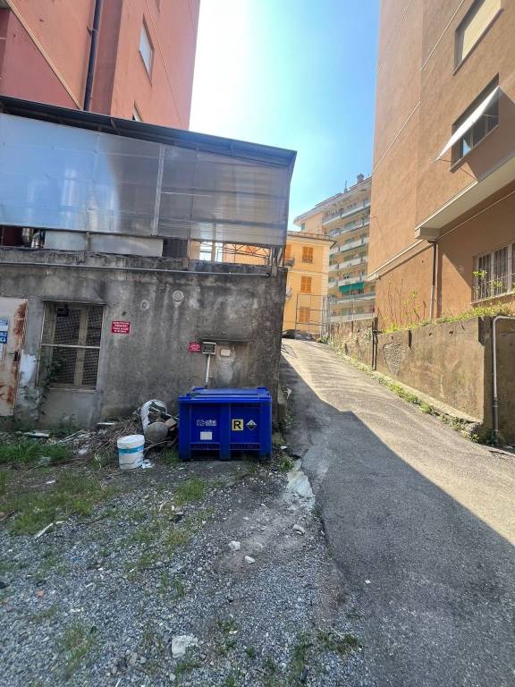 locale di sgombero in vendita a Genova in zona Molassana