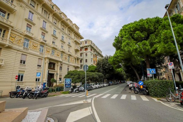 appartamento in vendita a Genova in zona Carignano