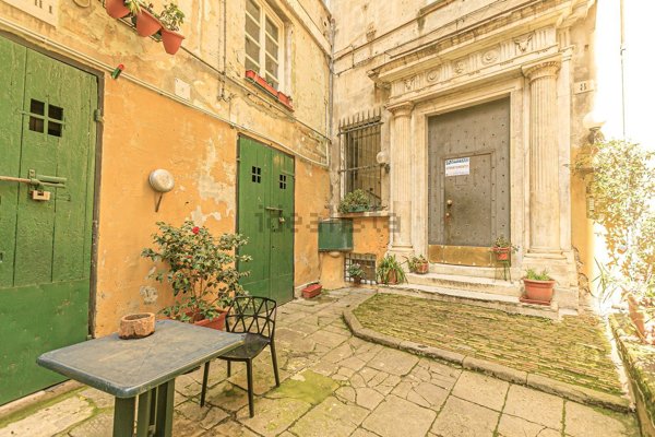 appartamento in vendita a Genova in zona Sottoripa / Maddalena / Molo