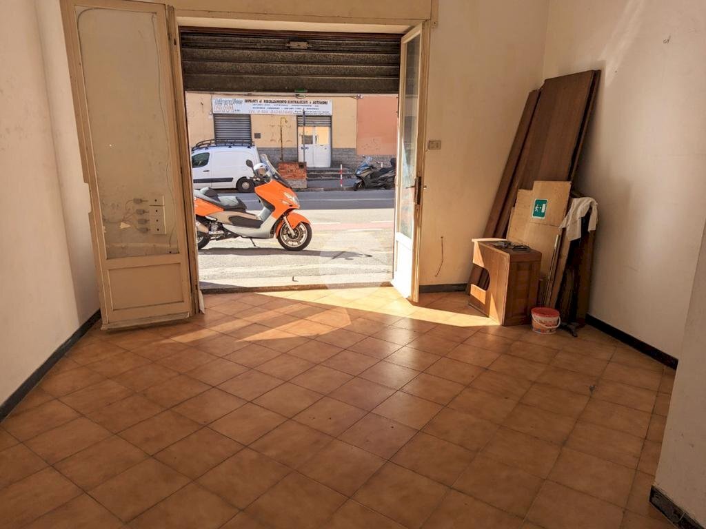locale di sgombero in vendita a Genova in zona Certosa