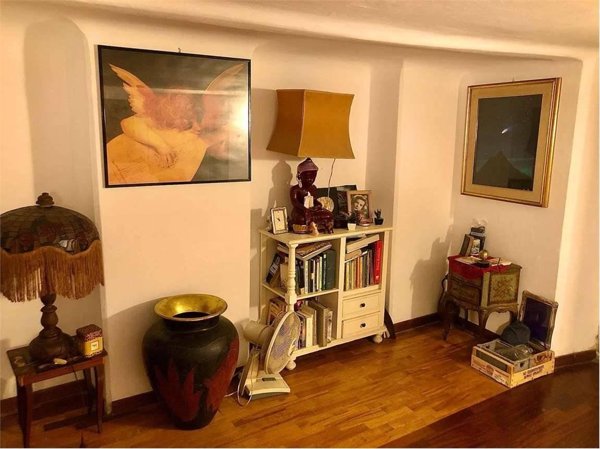 appartamento in vendita a Genova in zona Sottoripa / Maddalena / Molo