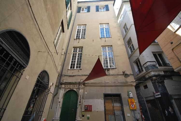 appartamento in vendita a Genova in zona Sottoripa / Maddalena / Molo