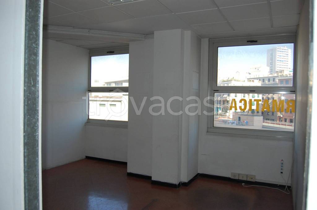 ufficio in vendita a Genova in zona Sampierdarena