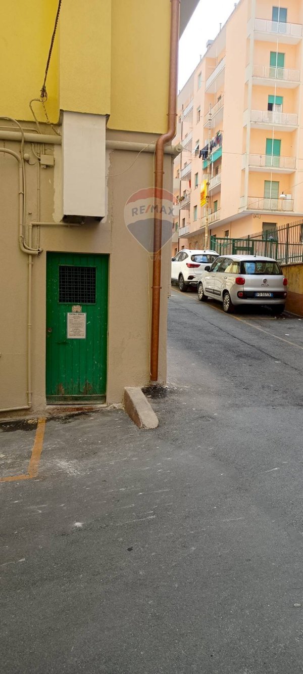 locale di sgombero in vendita a Genova in zona Sestri Ponente