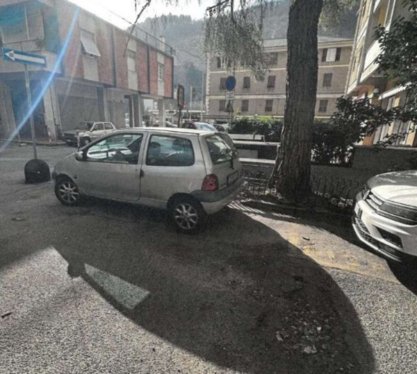 locale commerciale in vendita a Genova in zona Molassana