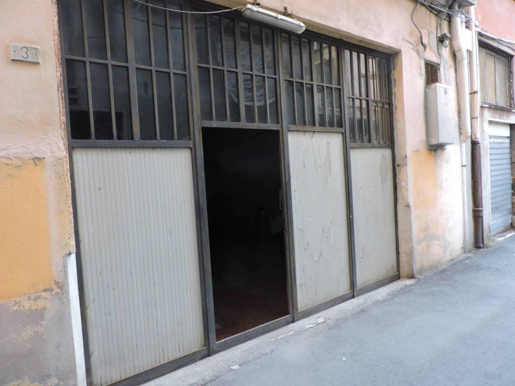 locale commerciale in vendita a Genova in zona Sampierdarena