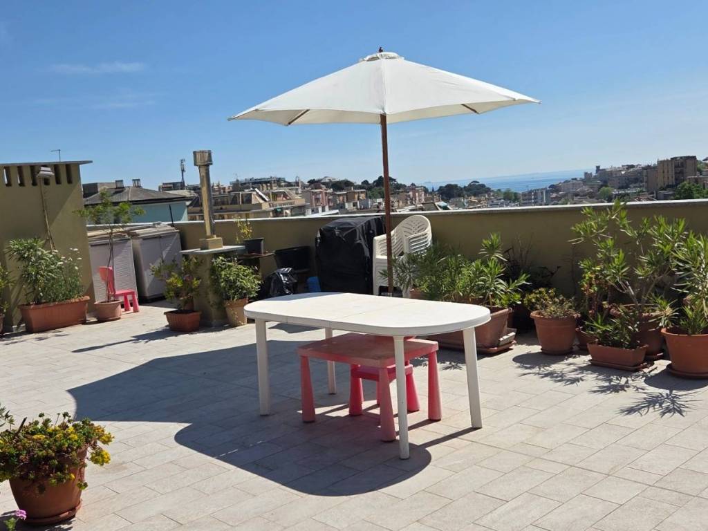 appartamento in vendita a Genova in zona Sturla