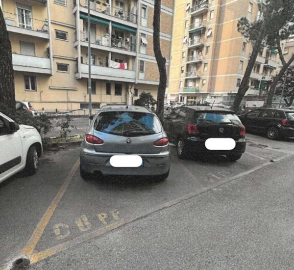 locale commerciale in vendita a Genova in zona Palmaro / Pra'