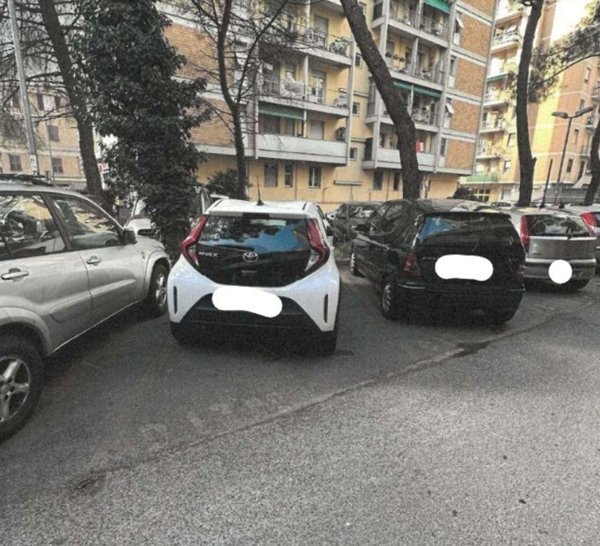 locale commerciale in vendita a Genova in zona Molassana