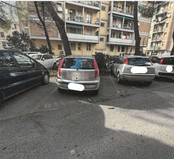 locale commerciale in vendita a Genova in zona Molassana