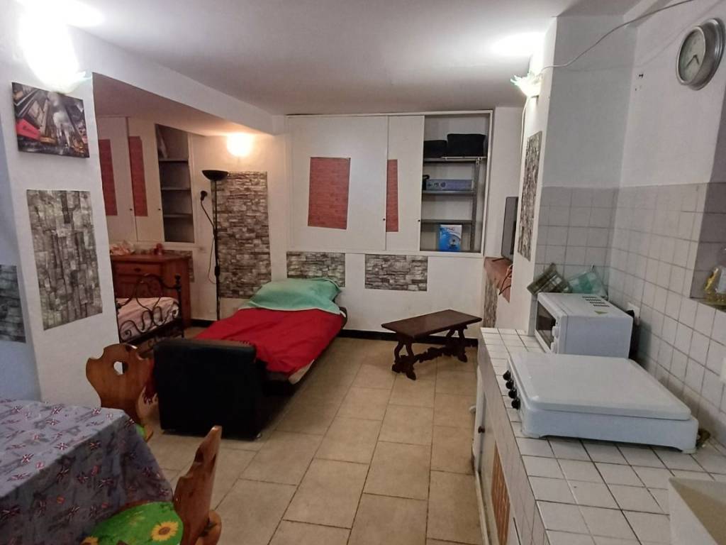 locale commerciale in vendita a Genova in zona Sottoripa / Maddalena / Molo