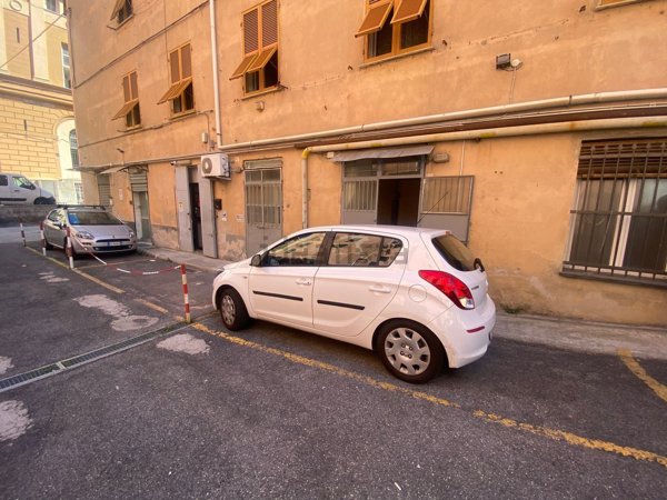 locale di sgombero in vendita a Genova in zona Foce