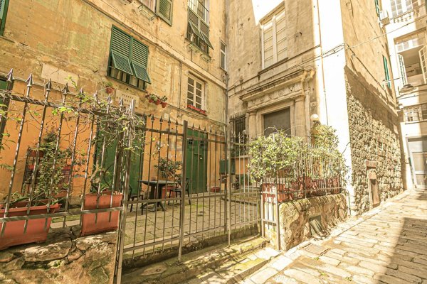 appartamento in vendita a Genova in zona Sottoripa / Maddalena / Molo
