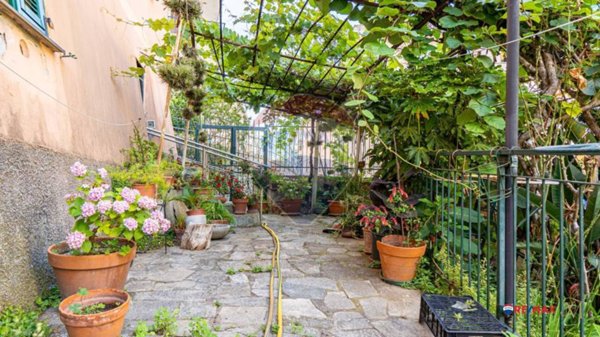 casa indipendente in vendita a Genova in zona Sestri Ponente
