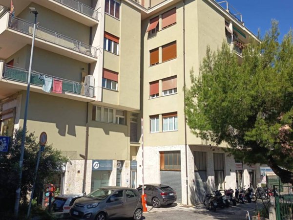 locale commerciale in vendita a Genova in zona Albaro